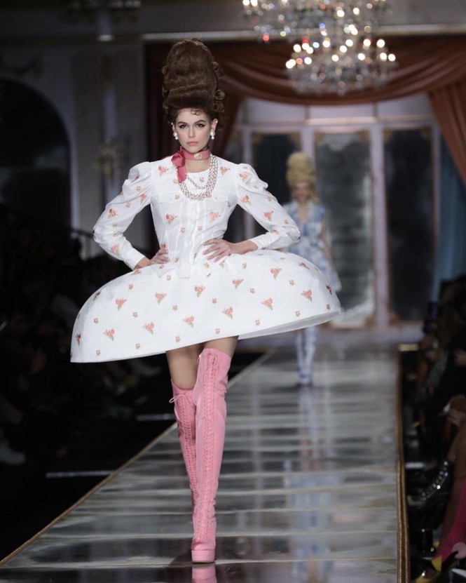 Irina Shayk và dàn mỹ nhân mặc váy lồng bàn trong show Moschino - ảnh 14