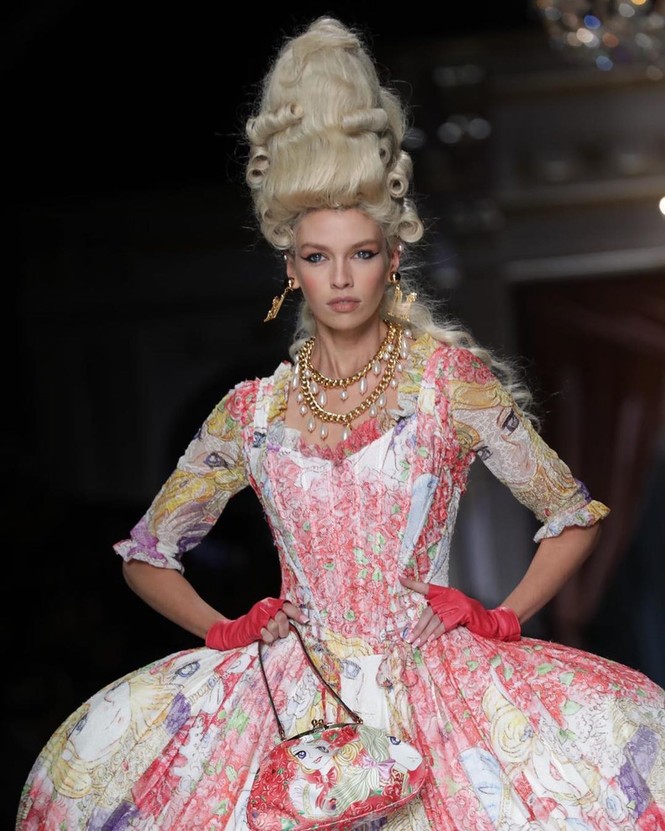 Irina Shayk và dàn mỹ nhân mặc váy lồng bàn trong show Moschino - ảnh 20