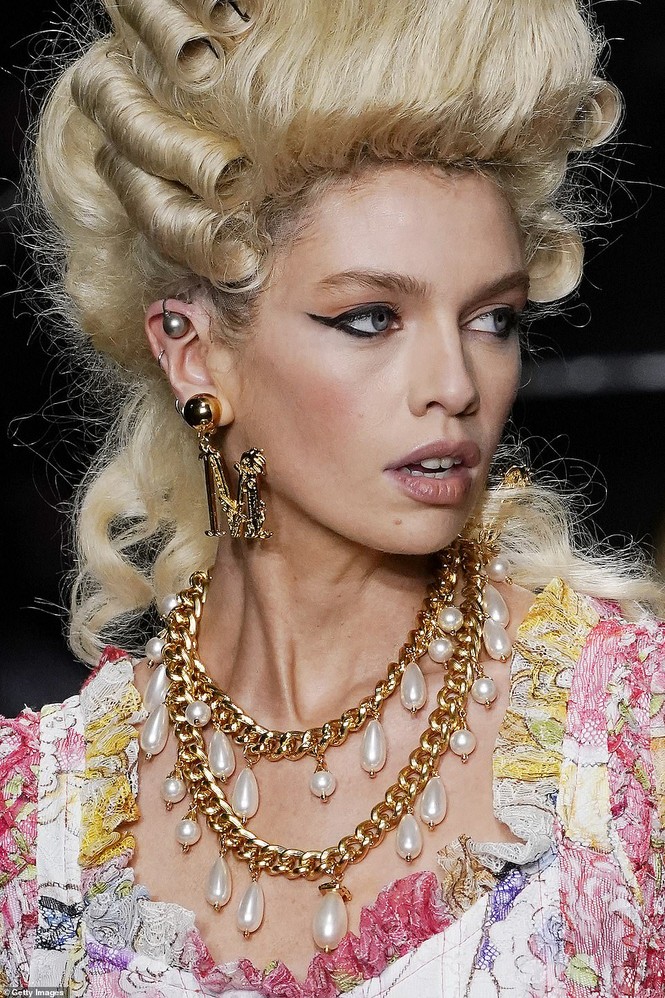 Irina Shayk và dàn mỹ nhân mặc váy lồng bàn trong show Moschino - ảnh 19