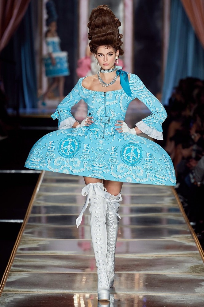 Irina Shayk và dàn mỹ nhân mặc váy lồng bàn trong show Moschino - ảnh 18