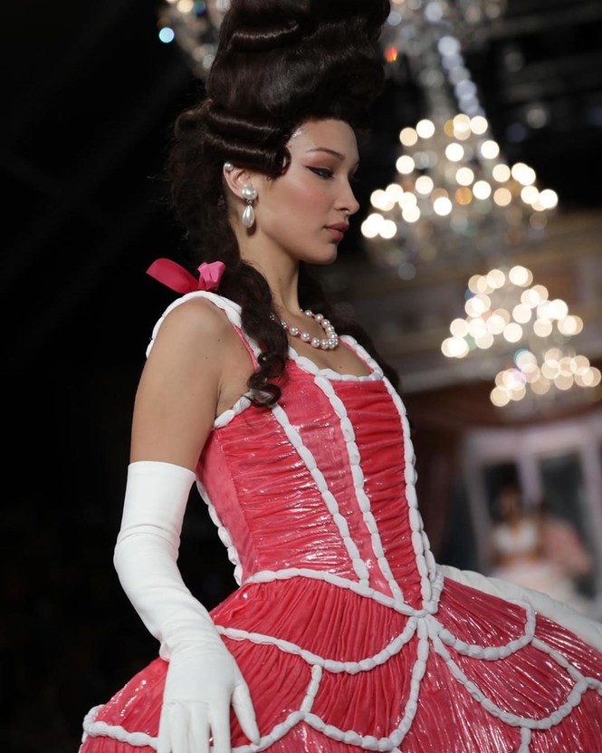 Irina Shayk và dàn mỹ nhân mặc váy lồng bàn trong show Moschino - ảnh 2