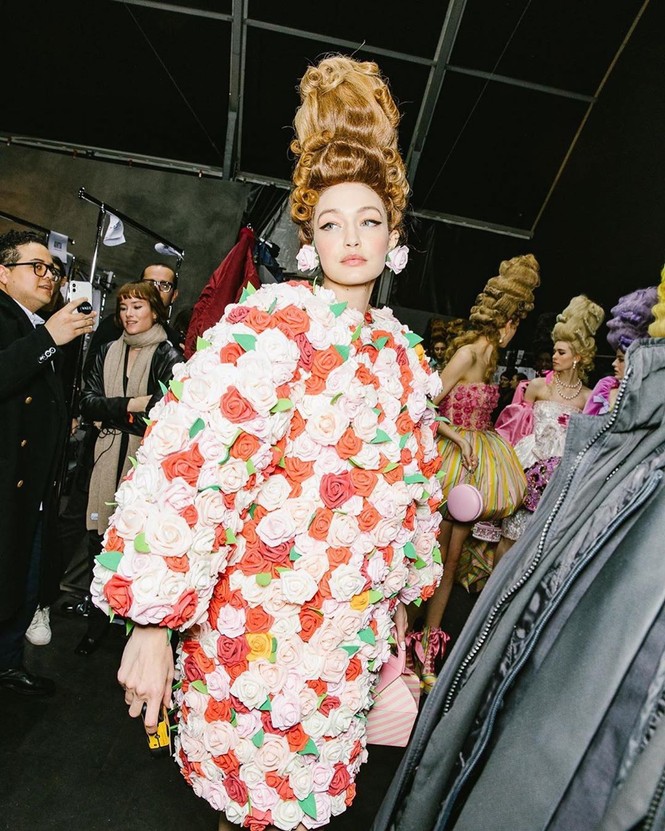 Irina Shayk và dàn mỹ nhân mặc váy lồng bàn trong show Moschino - ảnh 8