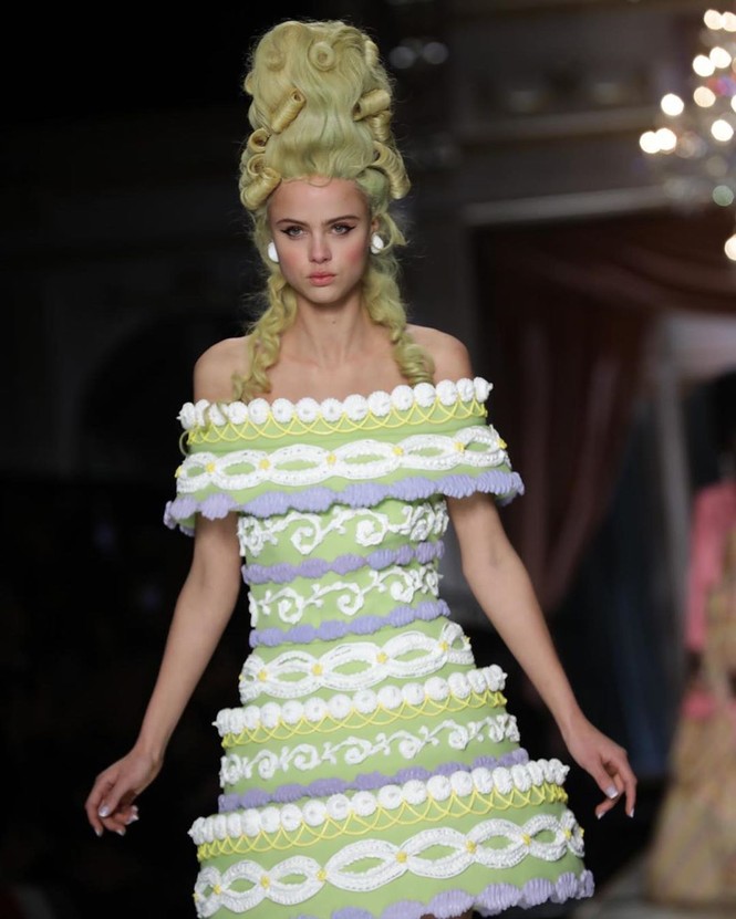 Irina Shayk và dàn mỹ nhân mặc váy lồng bàn trong show Moschino - ảnh 27
