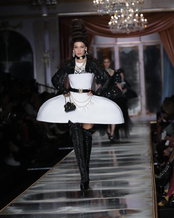 Irina Shayk và dàn mỹ nhân mặc váy lồng bàn trong show Moschino - ảnh 4