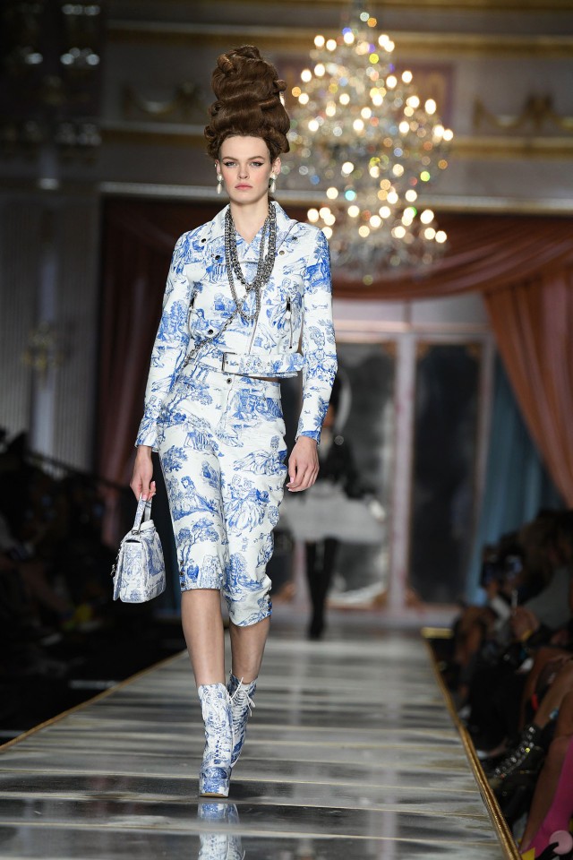 Irina Shayk và dàn mỹ nhân mặc váy lồng bàn trong show Moschino - ảnh 29