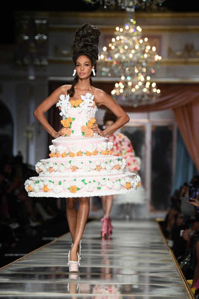 Irina Shayk và dàn mỹ nhân mặc váy lồng bàn trong show Moschino - ảnh 23