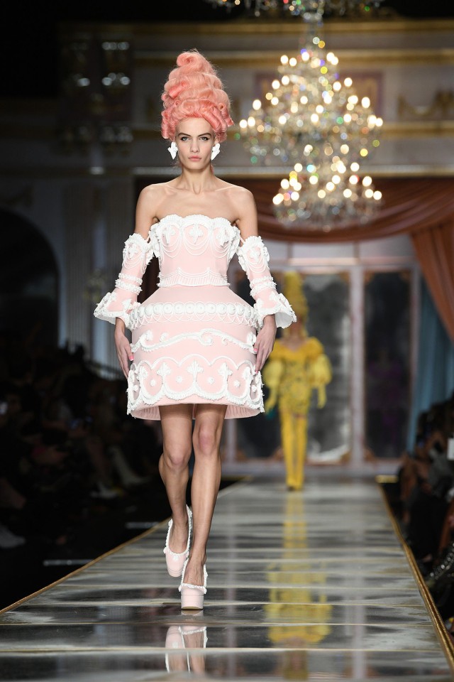 Irina Shayk và dàn mỹ nhân mặc váy lồng bàn trong show Moschino - ảnh 25