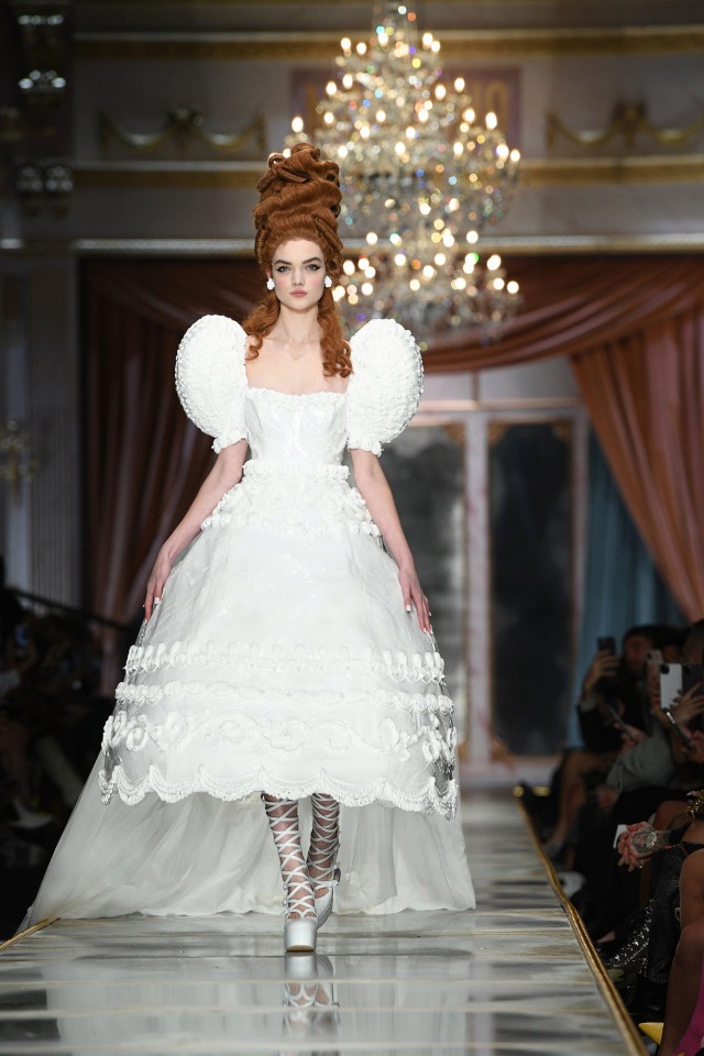 Irina Shayk và dàn mỹ nhân mặc váy lồng bàn trong show Moschino - ảnh 26