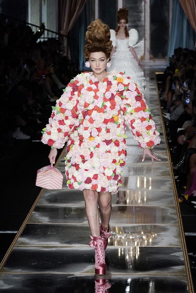 Irina Shayk và dàn mỹ nhân mặc váy lồng bàn trong show Moschino - ảnh 5