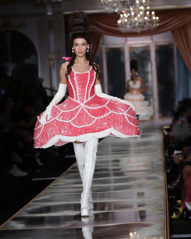 Irina Shayk và dàn mỹ nhân mặc váy lồng bàn trong show Moschino - ảnh 1