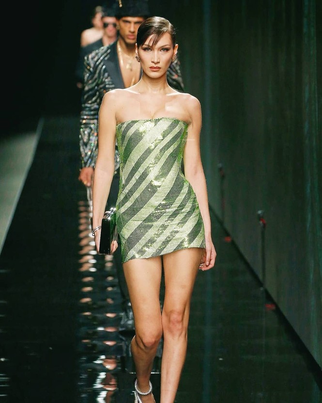 Siêu mẫu đắt giá nhất thế giới và dàn mỹ nhân chân dài mê mải trong show Versace - ảnh 7