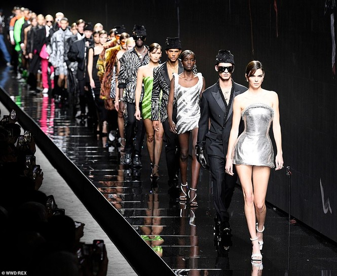 Siêu mẫu đắt giá nhất thế giới và dàn mỹ nhân chân dài mê mải trong show Versace - ảnh 15