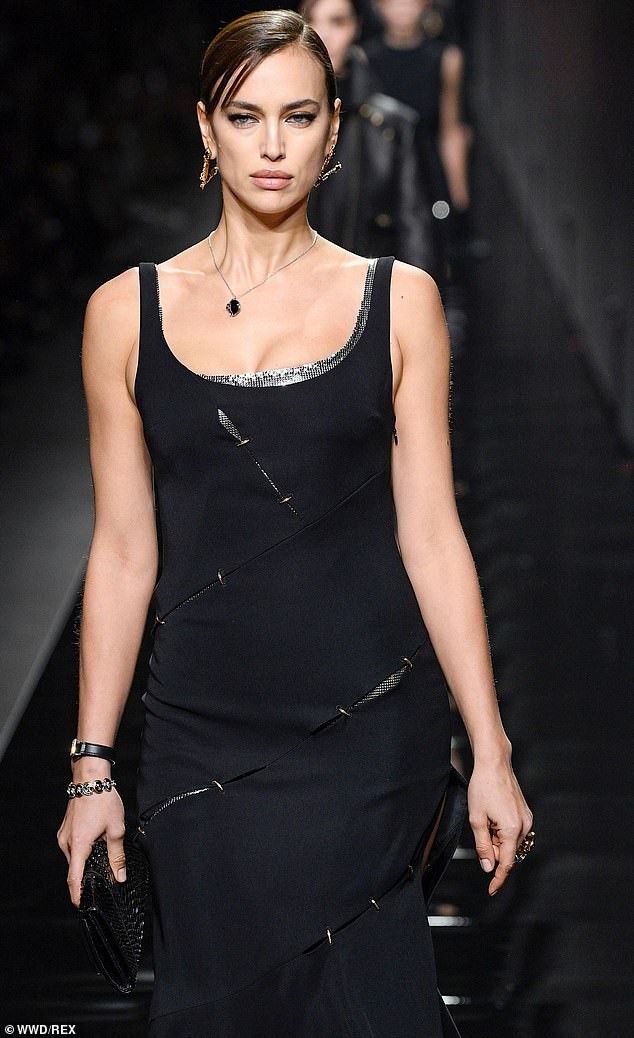 Siêu mẫu đắt giá nhất thế giới và dàn mỹ nhân chân dài mê mải trong show Versace - ảnh 9
