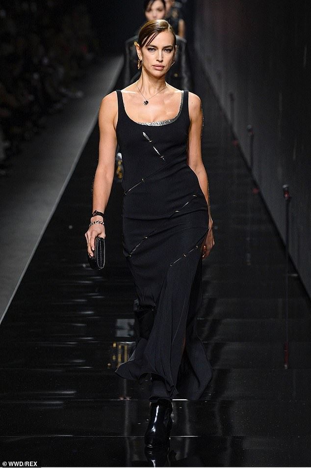 Siêu mẫu đắt giá nhất thế giới và dàn mỹ nhân chân dài mê mải trong show Versace - ảnh 10