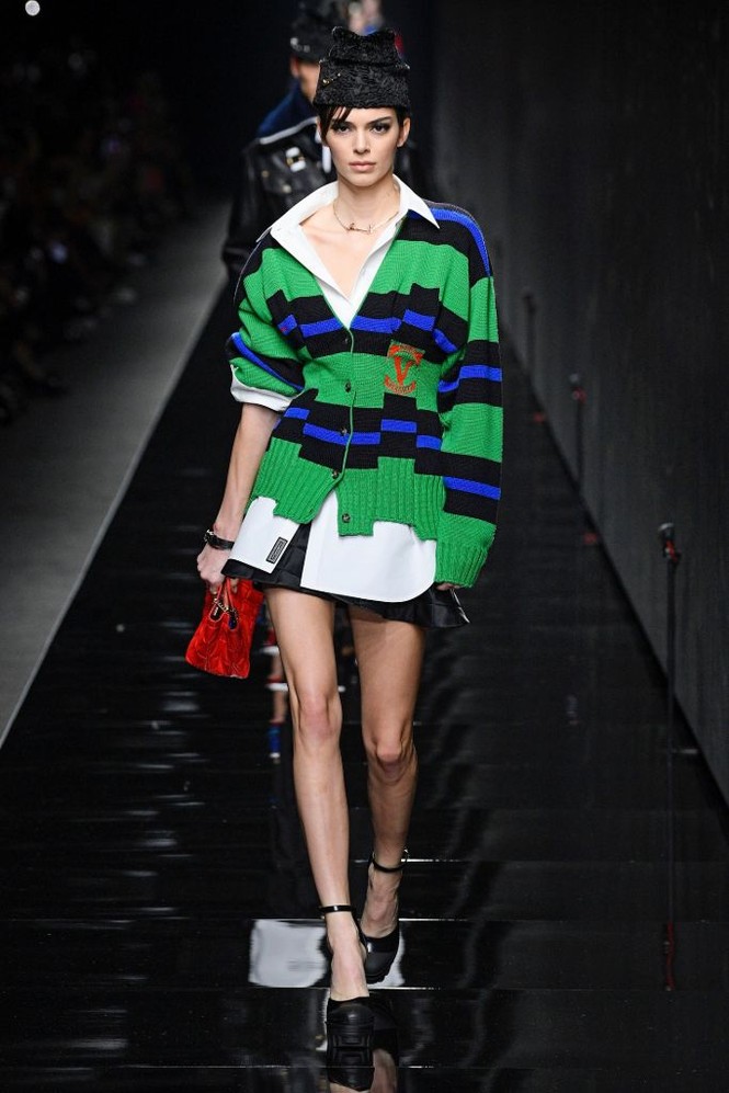 Siêu mẫu đắt giá nhất thế giới và dàn mỹ nhân chân dài mê mải trong show Versace - ảnh 14