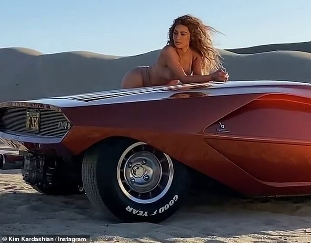 Kim Kardashian quay clip và chụp ảnh quảng cáo nội y Naked, dòng sản phẩm mới của thương hiệu SKIMS đình đám cô tung ra cách đây chưa lâu. - ảnh 2