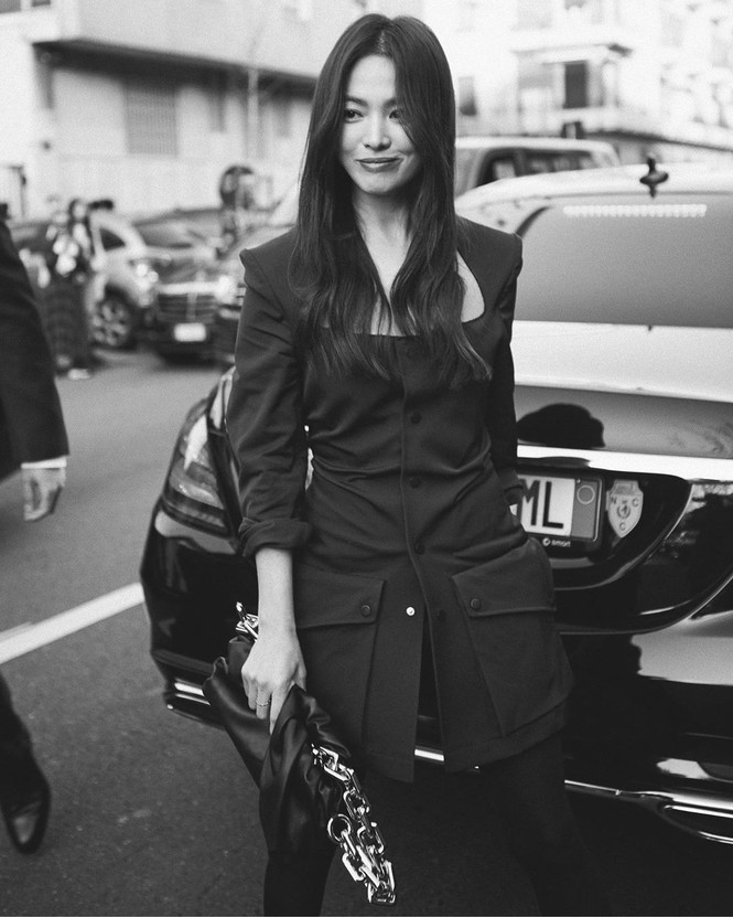 Song Hye Kyo diện 'cây đen' sang chảnh ở Milan - ảnh 1