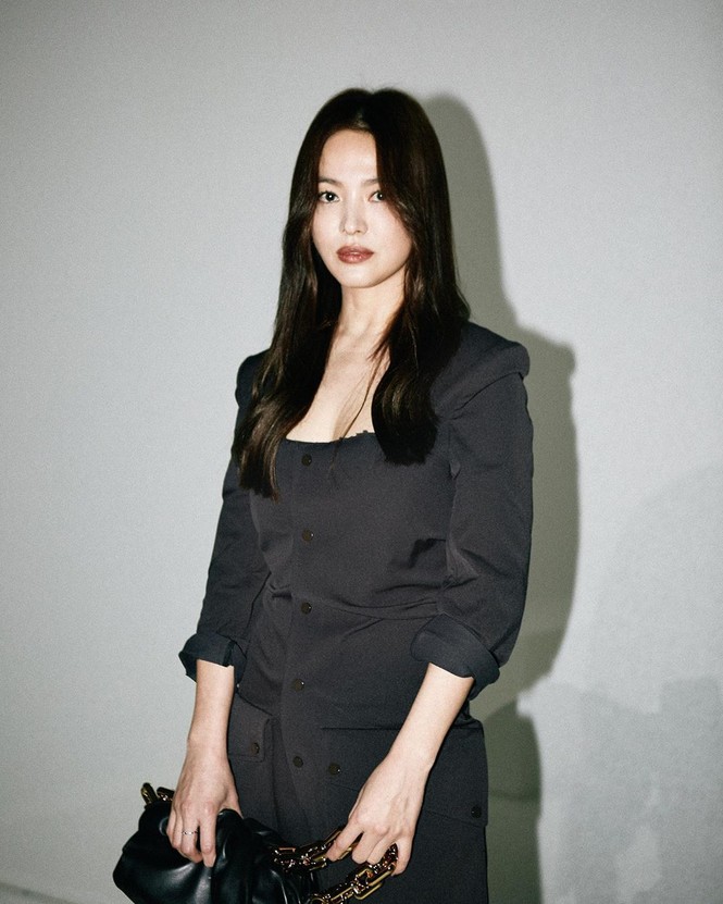 Song Hye Kyo diện 'cây đen' sang chảnh ở Milan - ảnh 2