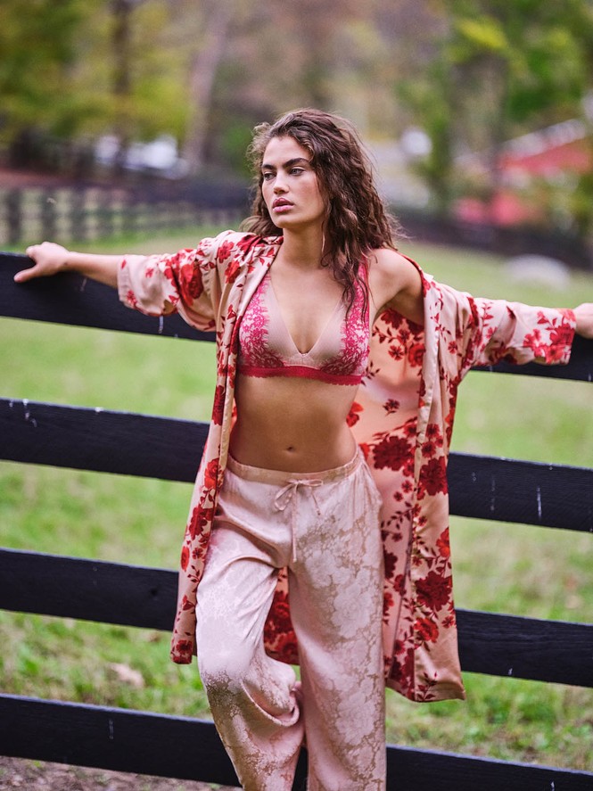 Irina Shayk diện nội y ren tôn dáng vóc tuyệt mỹ - ảnh 15