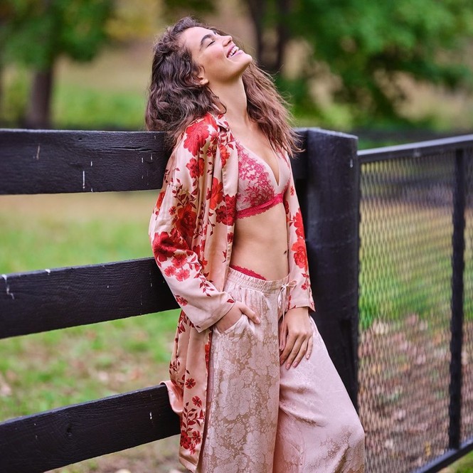 Irina Shayk diện nội y ren tôn dáng vóc tuyệt mỹ - ảnh 16