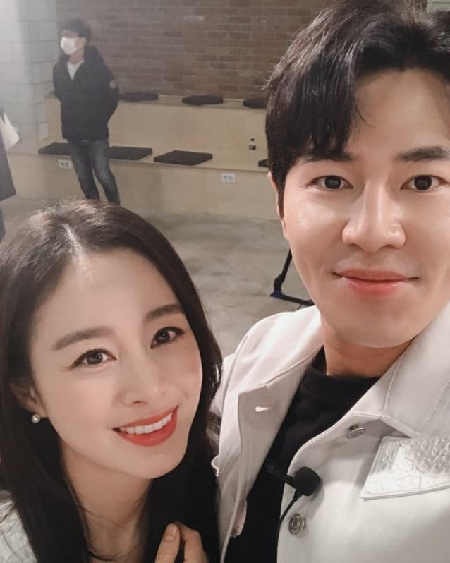 Ảnh tình tứ của vợ chồng Kim Tae Hee khiến fan 'phát sốt' - ảnh 10