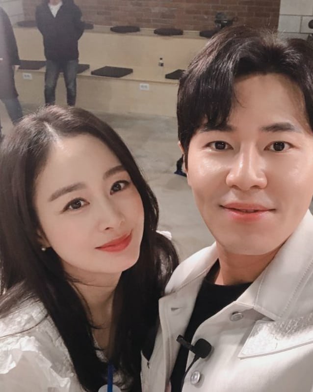Ảnh tình tứ của vợ chồng Kim Tae Hee khiến fan 'phát sốt' - ảnh 11