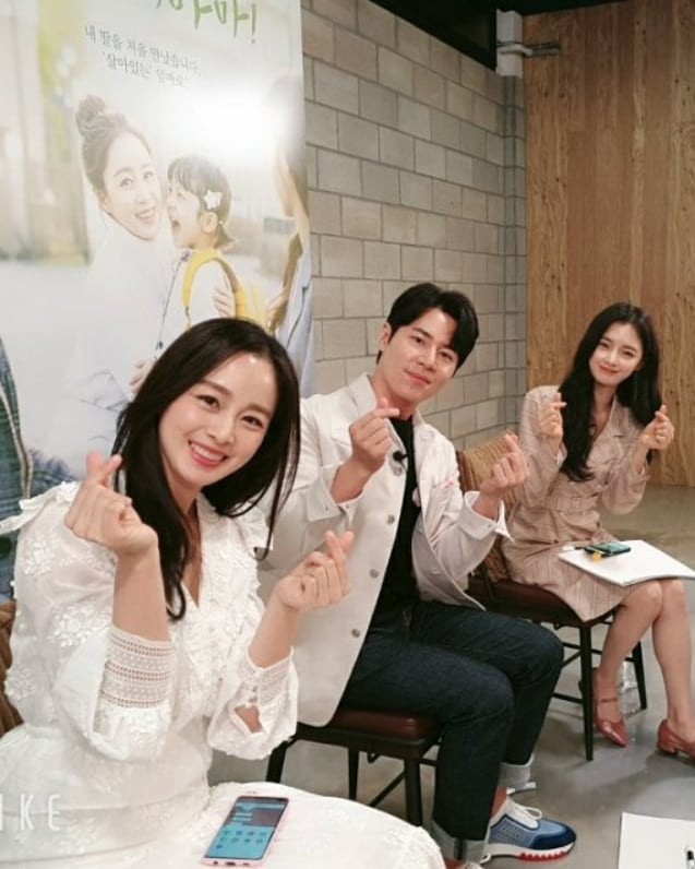 Ảnh tình tứ của vợ chồng Kim Tae Hee khiến fan 'phát sốt' - ảnh 12