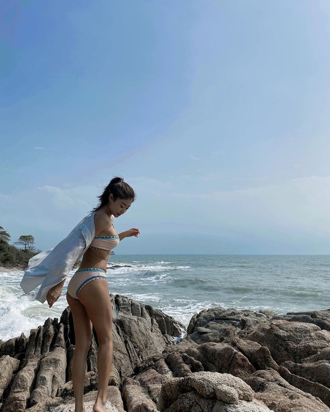 Ngắm loạt ảnh bikini đẹp ngất ngây của ác nữ phim 'Chiếc lá bay' - ảnh 9