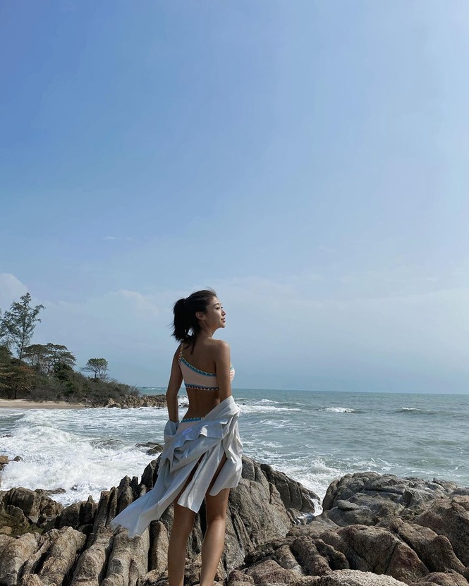 Ngắm loạt ảnh bikini đẹp ngất ngây của ác nữ phim 'Chiếc lá bay' - ảnh 10