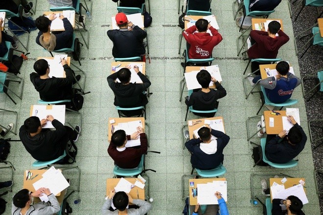 Học sinh Hong Kong tuyệt vọng ở Vũ Hán vì kỳ thi đại học gần kề - ảnh 1