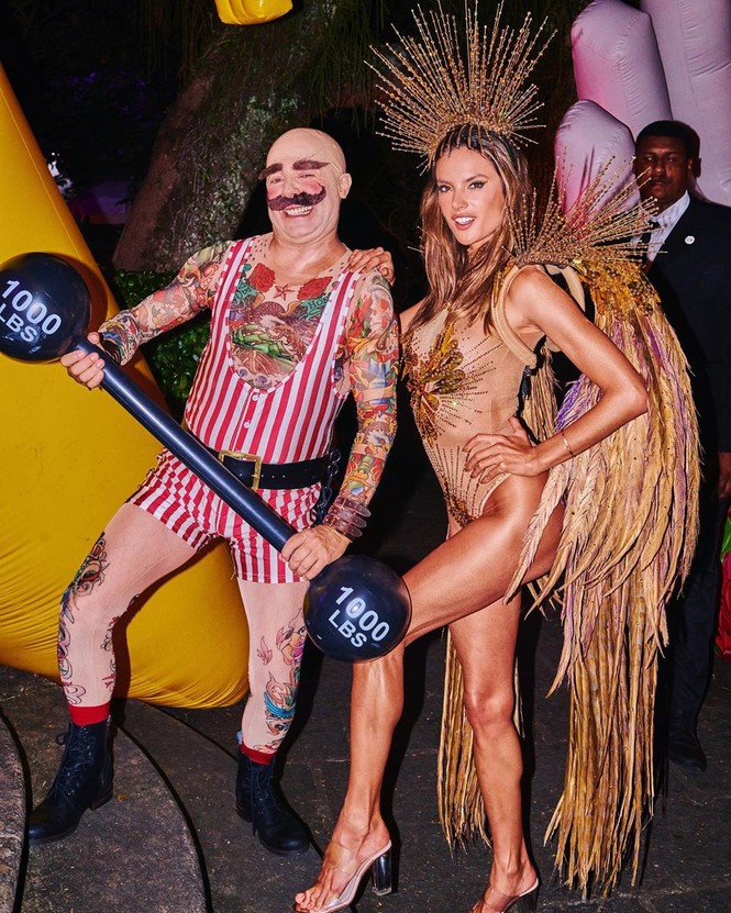 Alessandra Ambrosio mặc táo bạo 'bốc lửa' tại lễ hội carnaval ở Brazil - ảnh 3