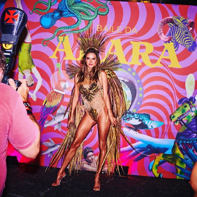 Alessandra Ambrosio mặc táo bạo 'bốc lửa' tại lễ hội carnaval ở Brazil - ảnh 4