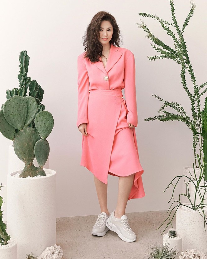 Song Hye Kyo đeo khẩu trang kín mít từ Ý về Hàn Quốc - ảnh 10