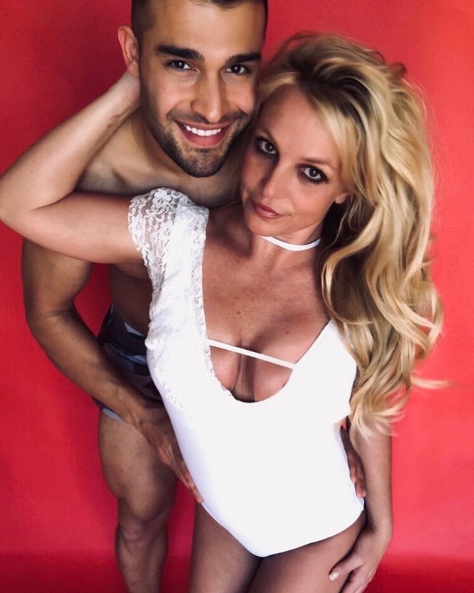 Britney Spears mừng sinh nhật bồ trẻ kém 12 tuổi bằng loạt ảnh nóng bỏng - ảnh 1