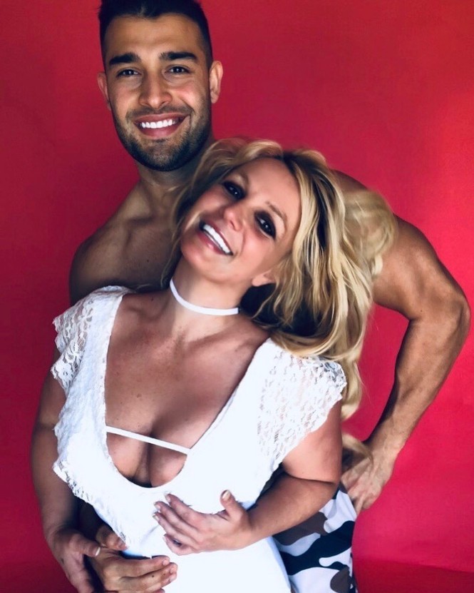 Britney Spears mừng sinh nhật bồ trẻ kém 12 tuổi bằng loạt ảnh nóng bỏng - ảnh 2