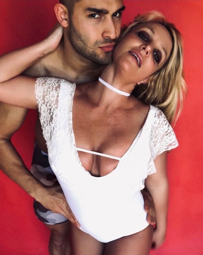 Britney Spears mừng sinh nhật bồ trẻ kém 12 tuổi bằng loạt ảnh nóng bỏng - ảnh 3