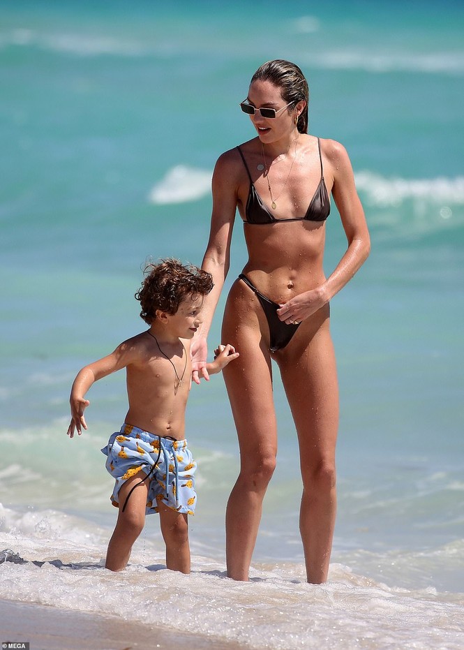 Giữa dịch Covid-19, Candice Swanepoel vẫn đi tắm biển ở Miami cùng con trai - ảnh 5
