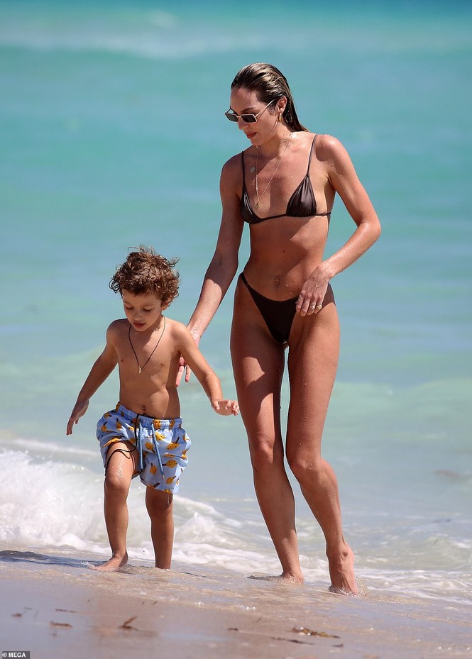 Giữa dịch Covid-19, Candice Swanepoel vẫn đi tắm biển ở Miami cùng con trai - ảnh 6