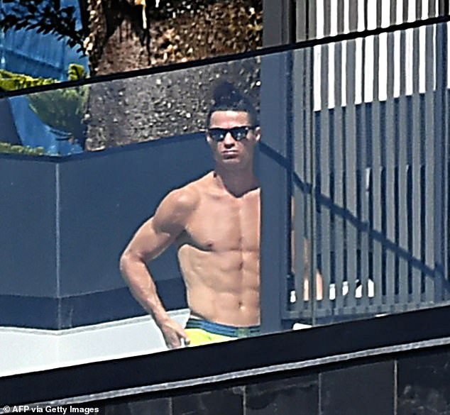 Ronaldo cởi trần tắm nắng khi tự cách ly tại nhà - ảnh 1