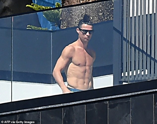 Ronaldo cởi trần tắm nắng khi tự cách ly tại nhà - ảnh 2
