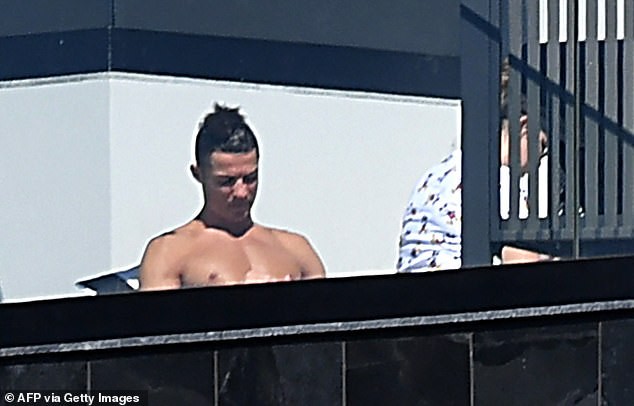 Ronaldo cởi trần tắm nắng khi tự cách ly tại nhà - ảnh 3