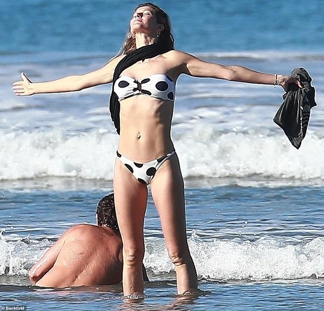 'Siêu mẫu triệu đô' Gisele Bundchen thả dáng tuyệt mỹ trên biển - ảnh 1