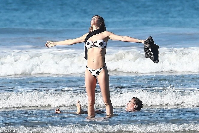 'Siêu mẫu triệu đô' Gisele Bundchen thả dáng tuyệt mỹ trên biển - ảnh 2