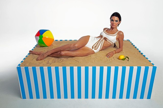 Ảnh bikini của em gái chân dài nhà Kardashian nóng bỏng hút mắt - ảnh 1