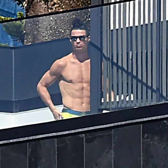 Ronaldo khoe body cường tráng như lực sĩ gây 'bão' mạng - ảnh 2