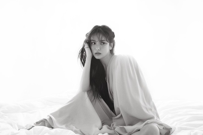 Song Hye Kyo 'tóc nâu môi trầm' khác xa style mặt mộc nền nã sau 8 năm - ảnh 2