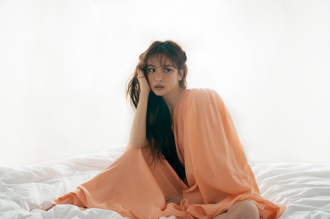 Song Hye Kyo 'tóc nâu môi trầm' khác xa style mặt mộc nền nã sau 8 năm - ảnh 1