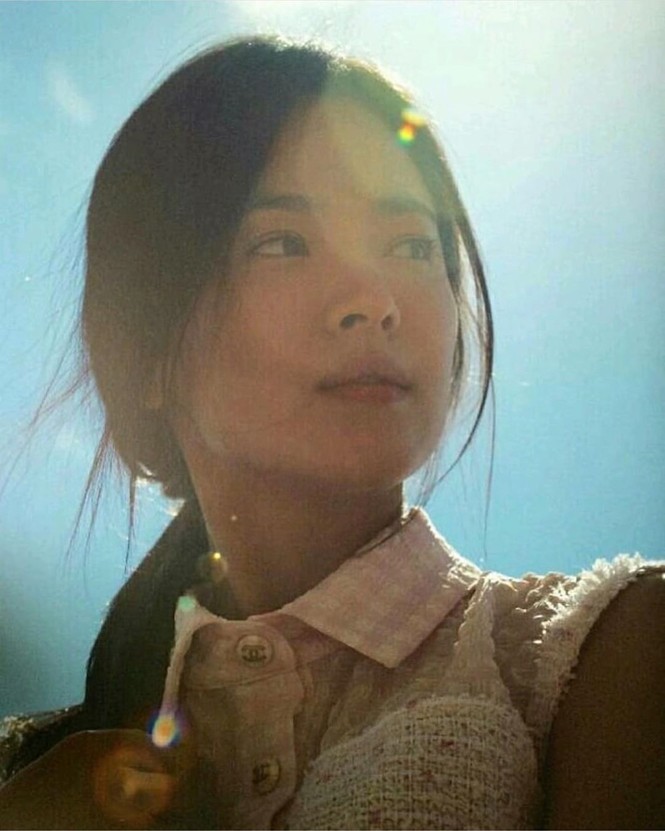 Song Hye Kyo 'tóc nâu môi trầm' khác xa style mặt mộc nền nã sau 8 năm - ảnh 8