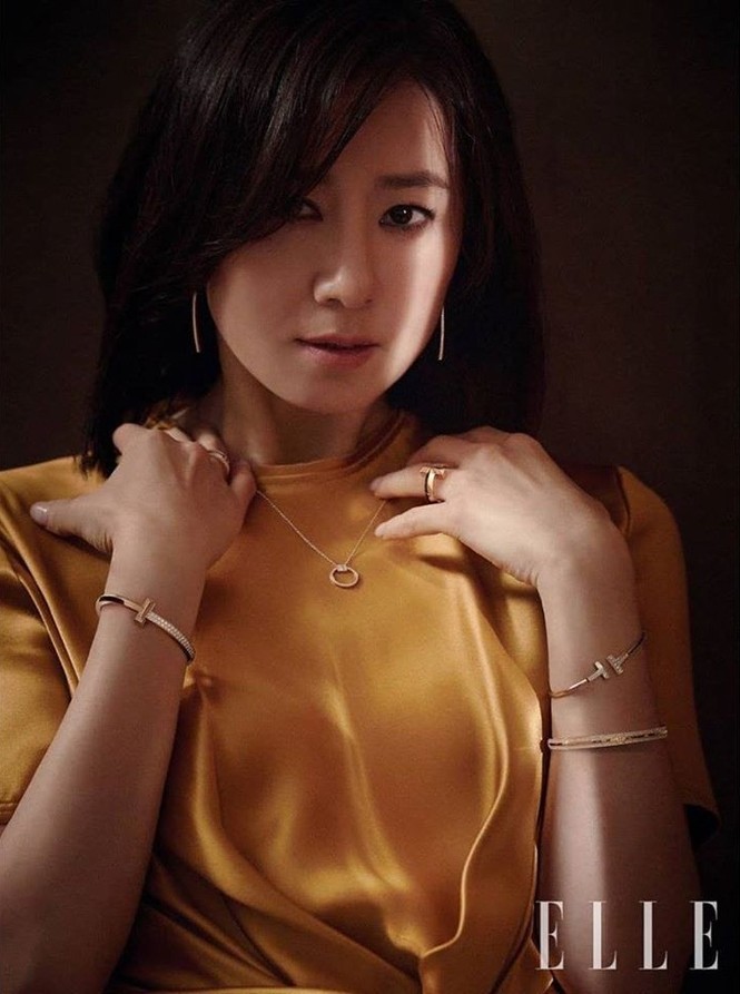Bà cả 'Thế giới hôn nhân' Kim Hee Ae mặn mà gợi cảm ở tuổi 54 - ảnh 10