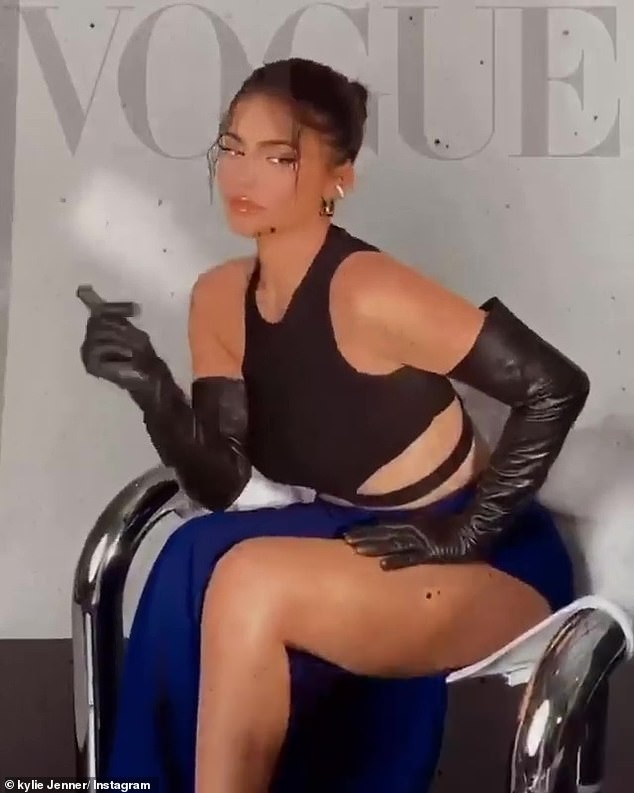 Ngắm đường cong 'đồng hồ cát' tròn đầy của Kylie Jenner - ảnh 5